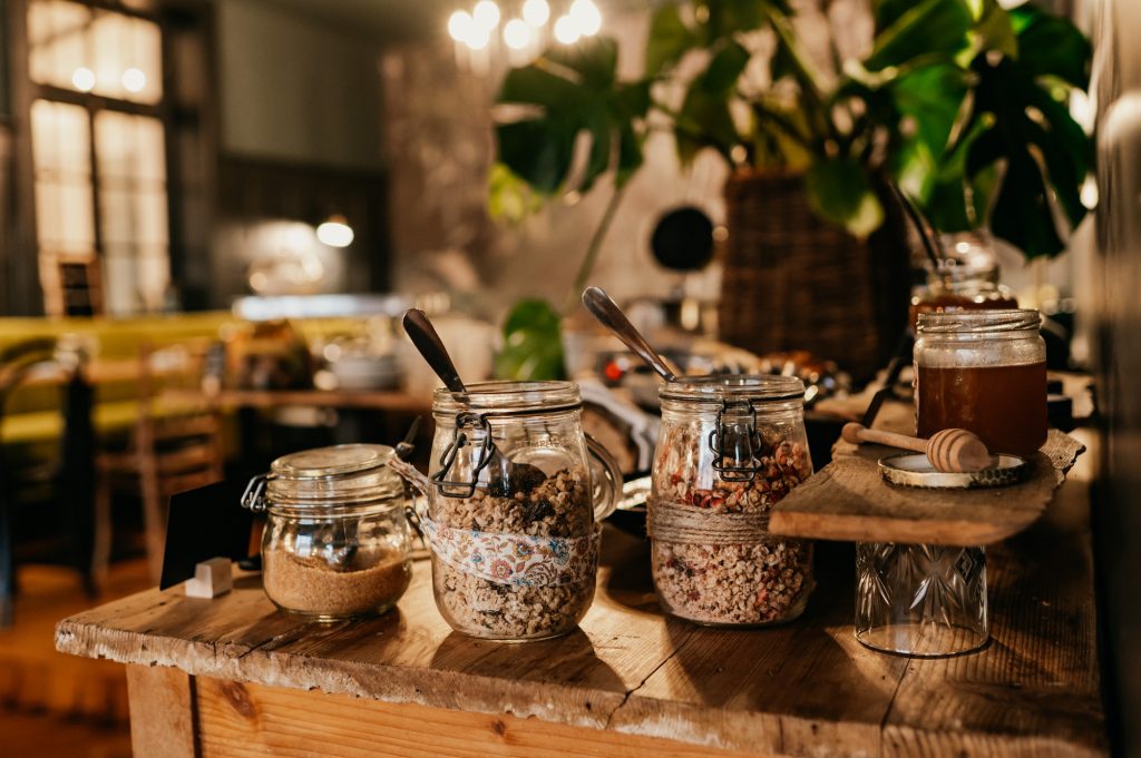 Photo de buffet de petit déjeuner d'hôtel avec pots de céréales et muesli en premier plan